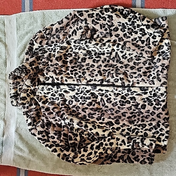 STUNNING JM COLLECTION FAKE LEOPARD PRINT FUR COAT - Picture 9 of 14
